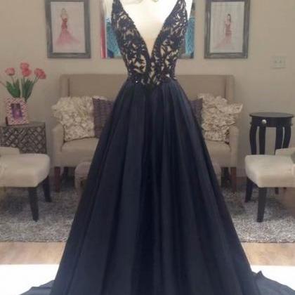 Long Elegant Black Formal Dresses Featuring Deep V..