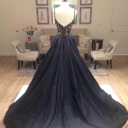 Long Elegant Black Formal Dresses Featuring Deep V..