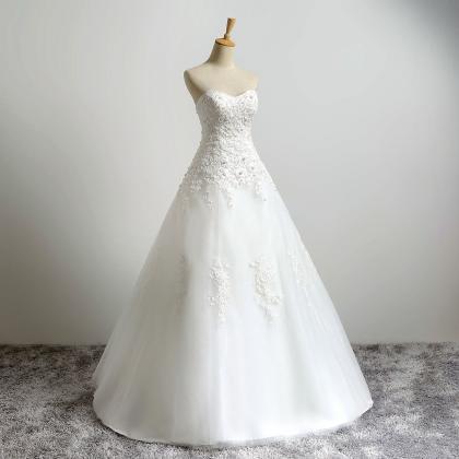 Ivory Lace Appliqués Tulle Wedding Gown Showcases..